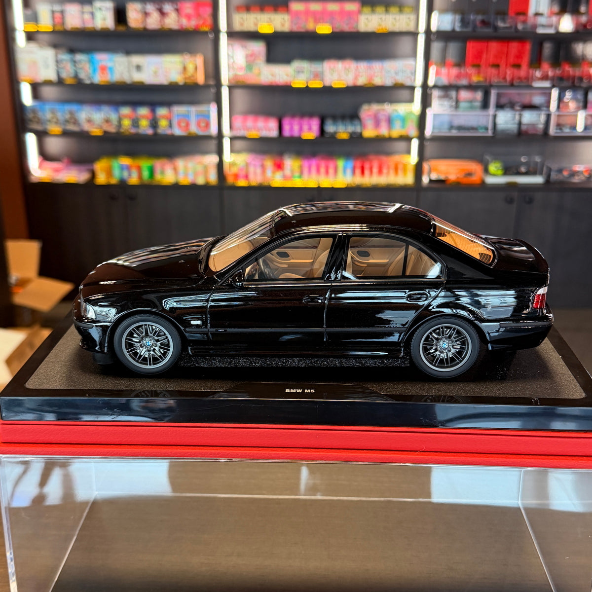 BMW M5 (E39) 2000 v černé metalíze Sapphire – 1:18 od OttOmobile