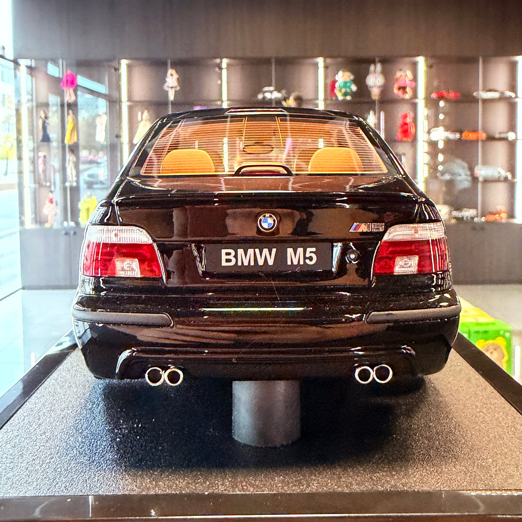BMW M5 (E39) 2000 v černé metalíze Sapphire – 1:18 od OttOmobile