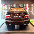 BMW M5 (E39) 2000 v černé metalíze Sapphire – 1:18 od OttOmobile