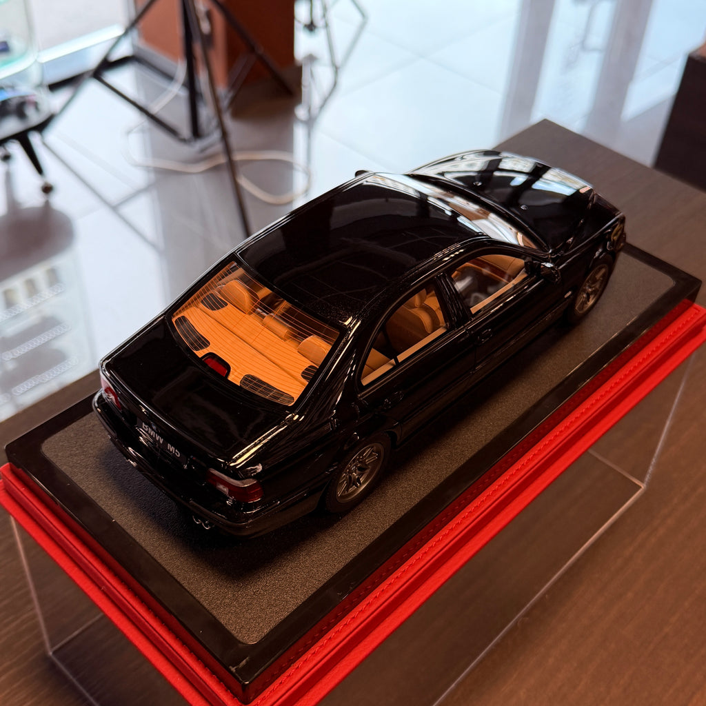 BMW M5 (E39) 2000 v černé metalíze Sapphire – 1:18 od OttOmobile