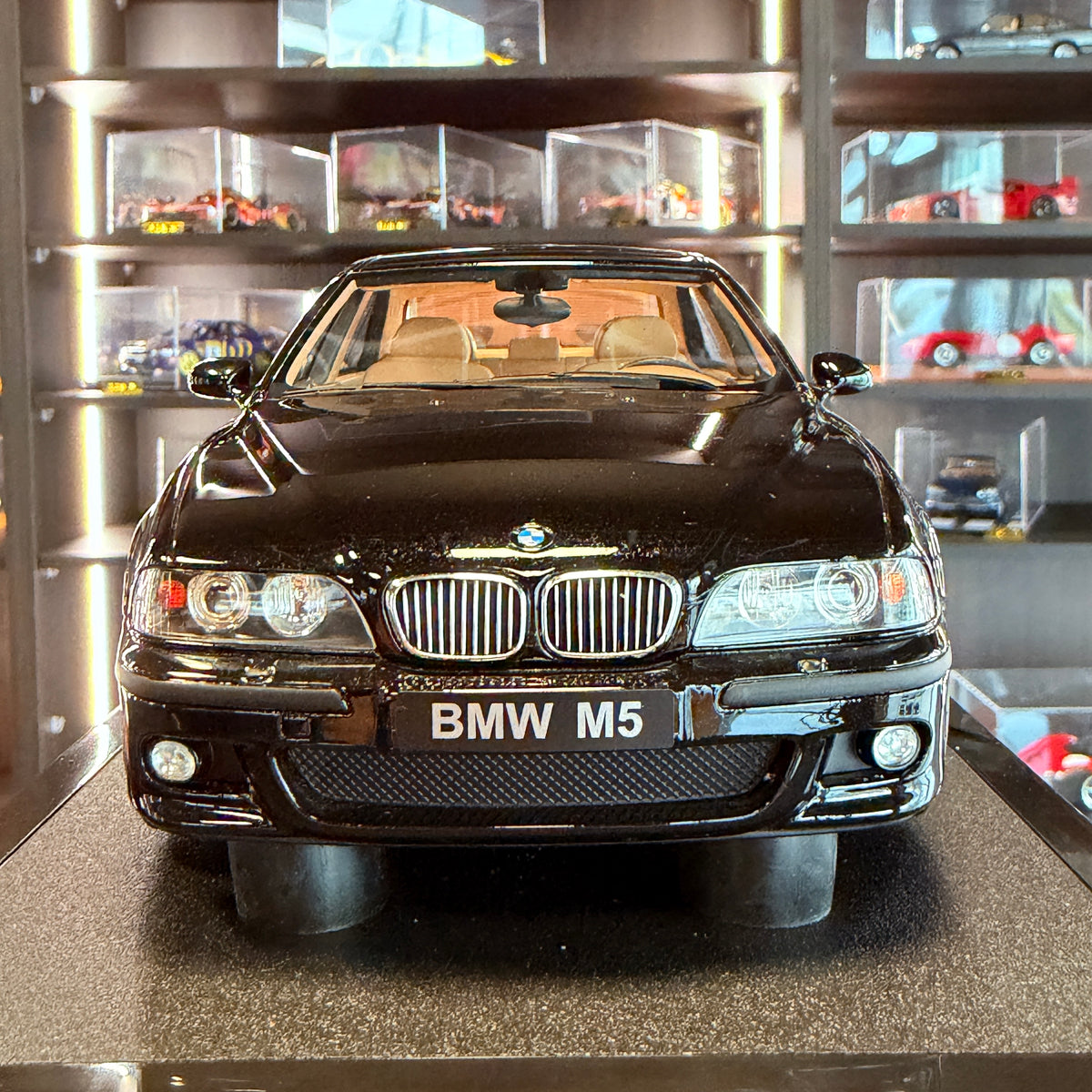 BMW M5 (E39) 2000 v černé metalíze Sapphire – 1:18 od OttOmobile
