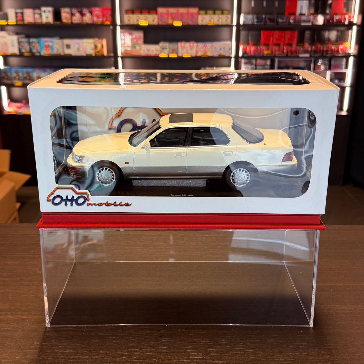 Lexus LS 400 1992 Diamantově bílá perleťová 051 – 1:18 od OttOmobile