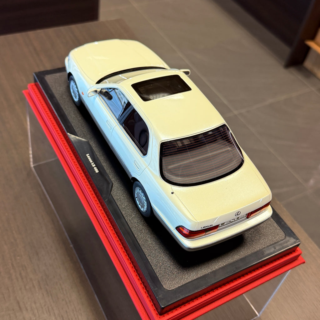 Lexus LS 400 1992 Diamantově bílá perleťová 051 – 1:18 od OttOmobile