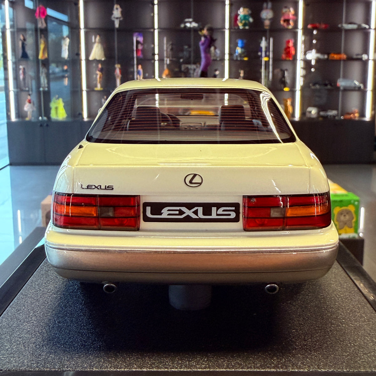 Lexus LS 400 1992 Diamantově bílá perleťová 051 – 1:18 od OttOmobile