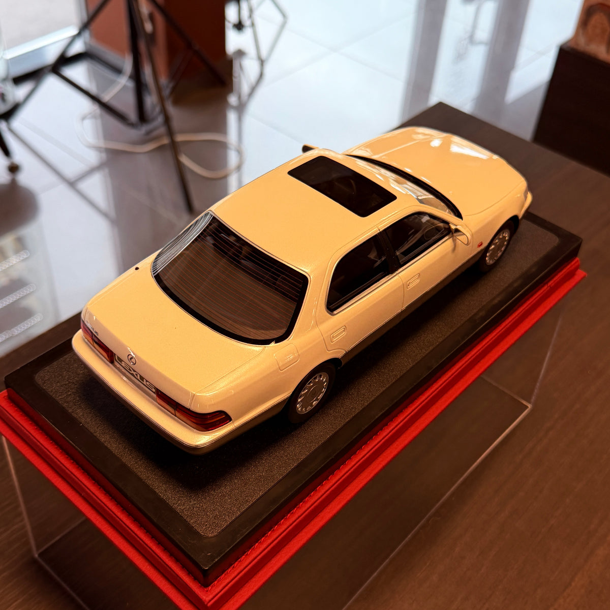 Lexus LS 400 1992 Diamantově bílá perleťová 051 – 1:18 od OttOmobile