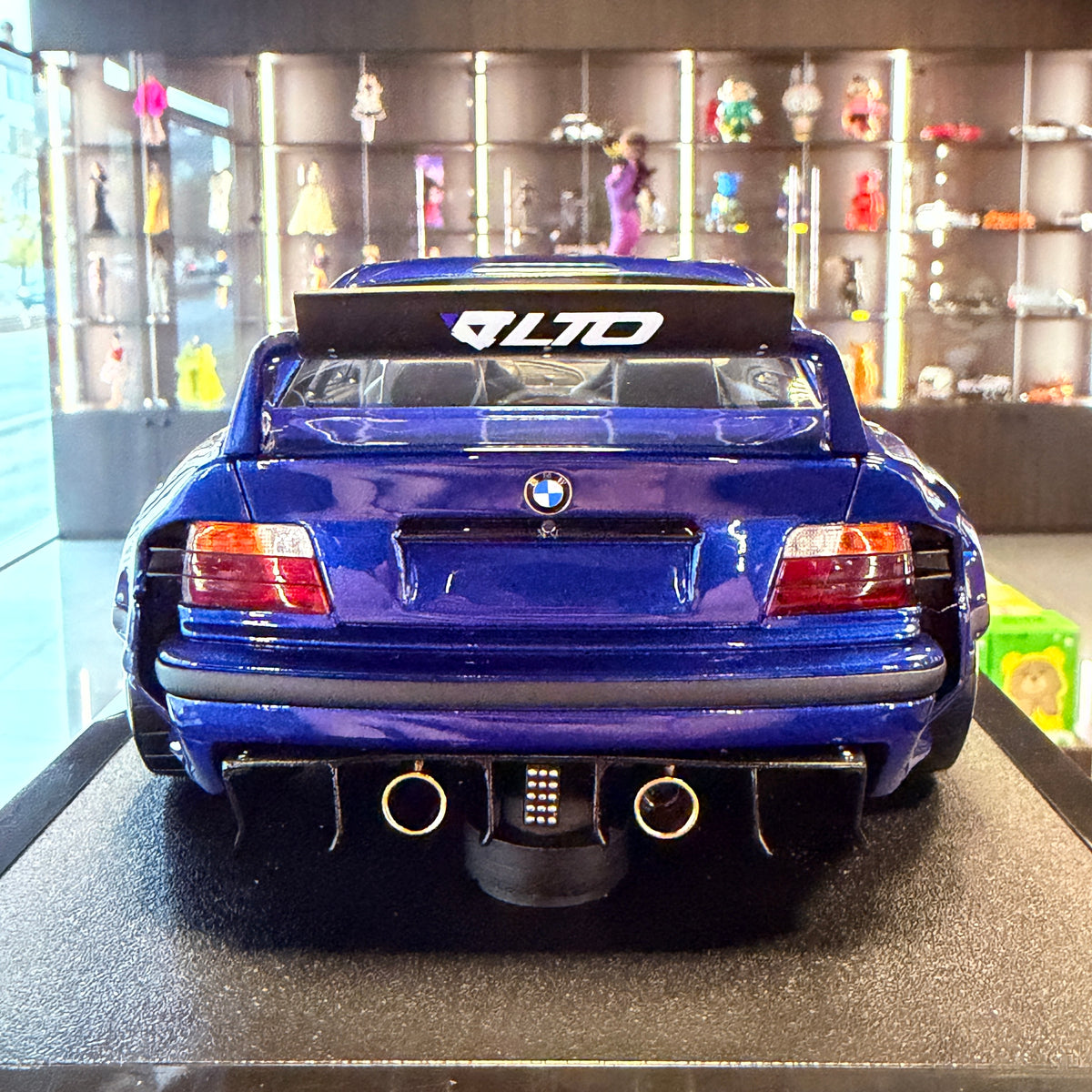BMW E36 LTO Sedan Turbo od Khyzyla Saleema Avus Blue 2023 – 1:18 OttOmobile