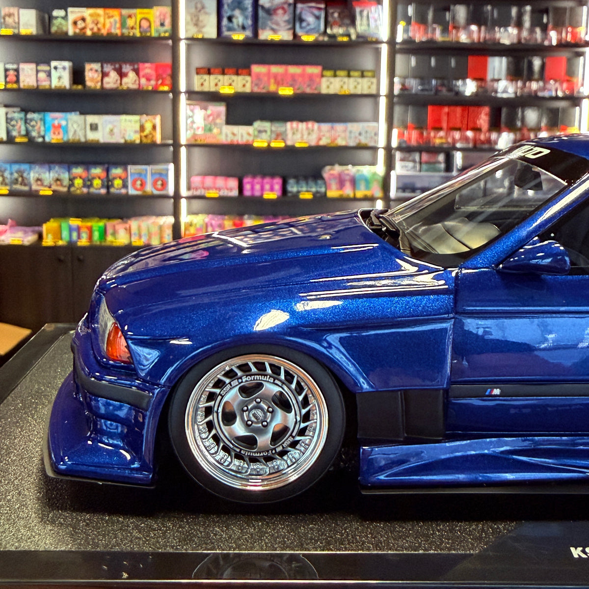 BMW E36 LTO Sedan Turbo od Khyzyla Saleema Avus Blue 2023 – 1:18 OttOmobile