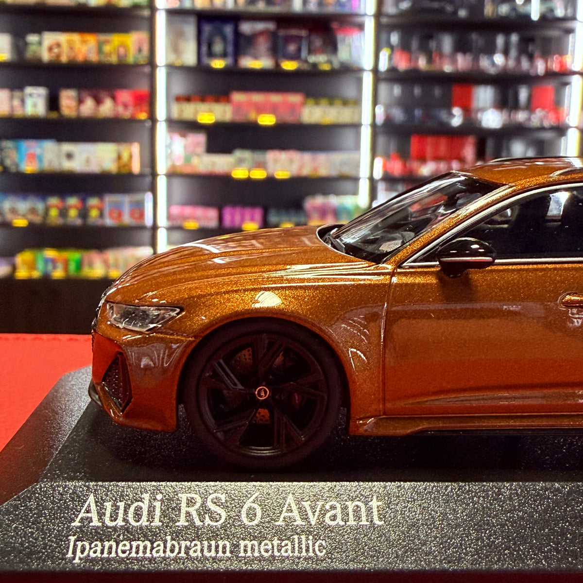 Audi RS 6 Avant (C8) 2019 hnědá metalíza 1:43 od Minichamps
