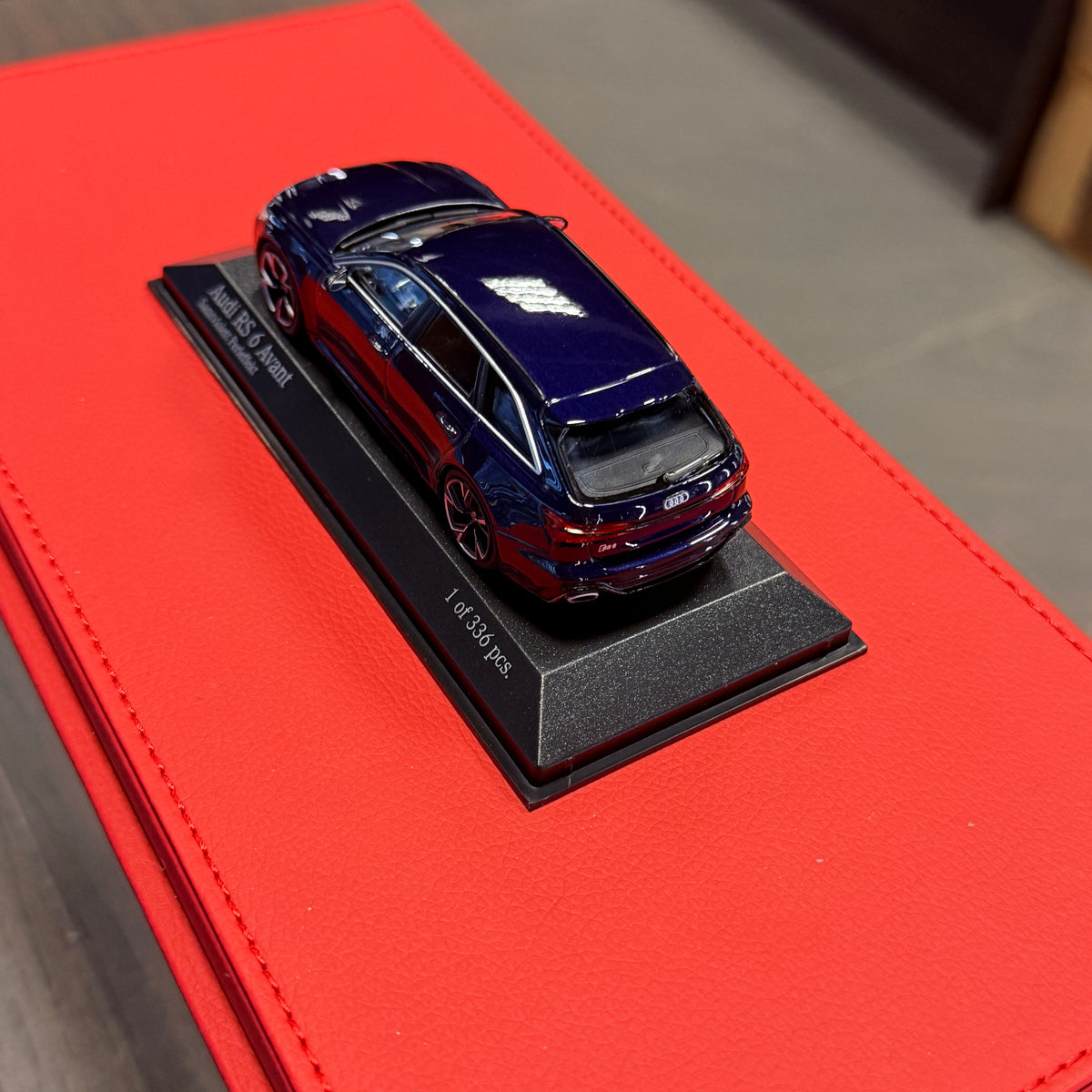 2019 m. „Audi RS 6 Avant“ (C8), metalik violetinė, 1:43, „Minichamps“