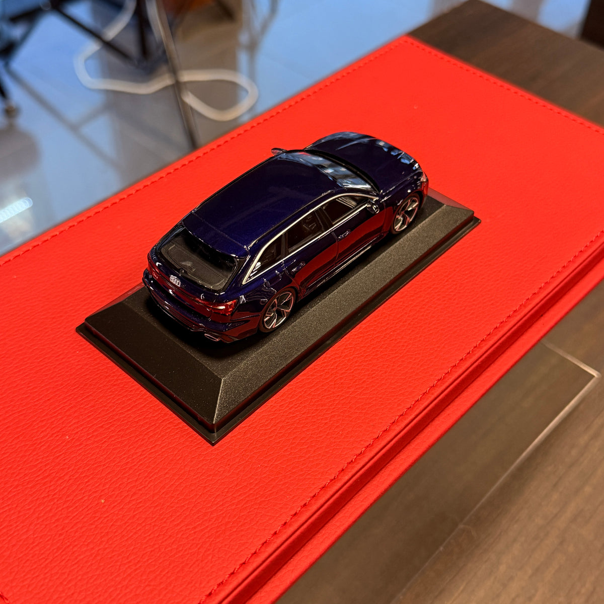 2019 m. „Audi RS 6 Avant“ (C8), metalik violetinė, 1:43, „Minichamps“