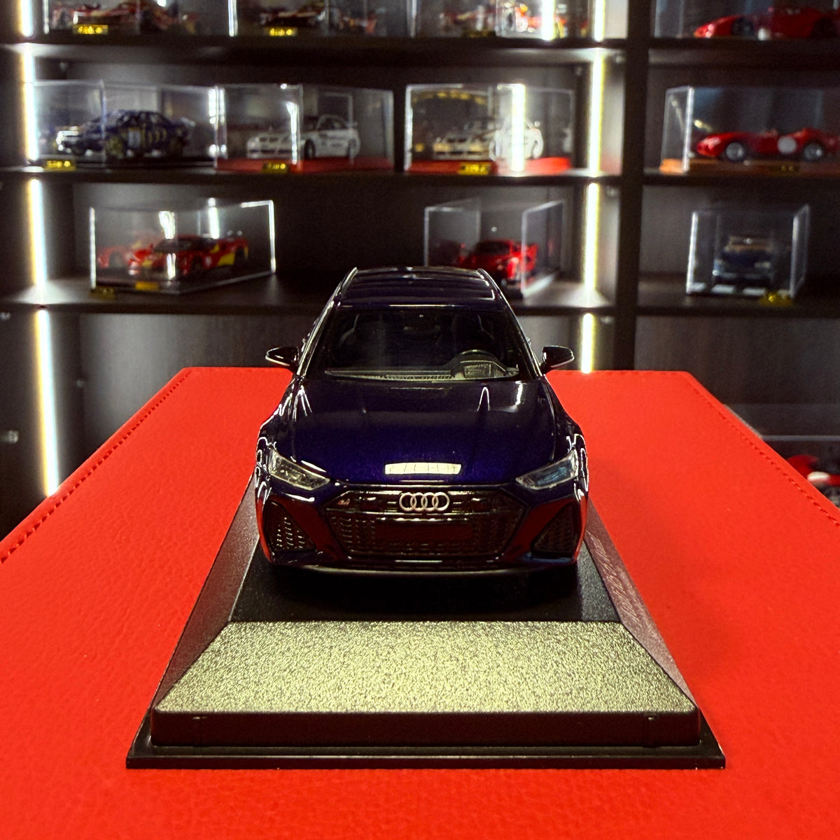 2019 m. „Audi RS 6 Avant“ (C8), metalik violetinė, 1:43, „Minichamps“