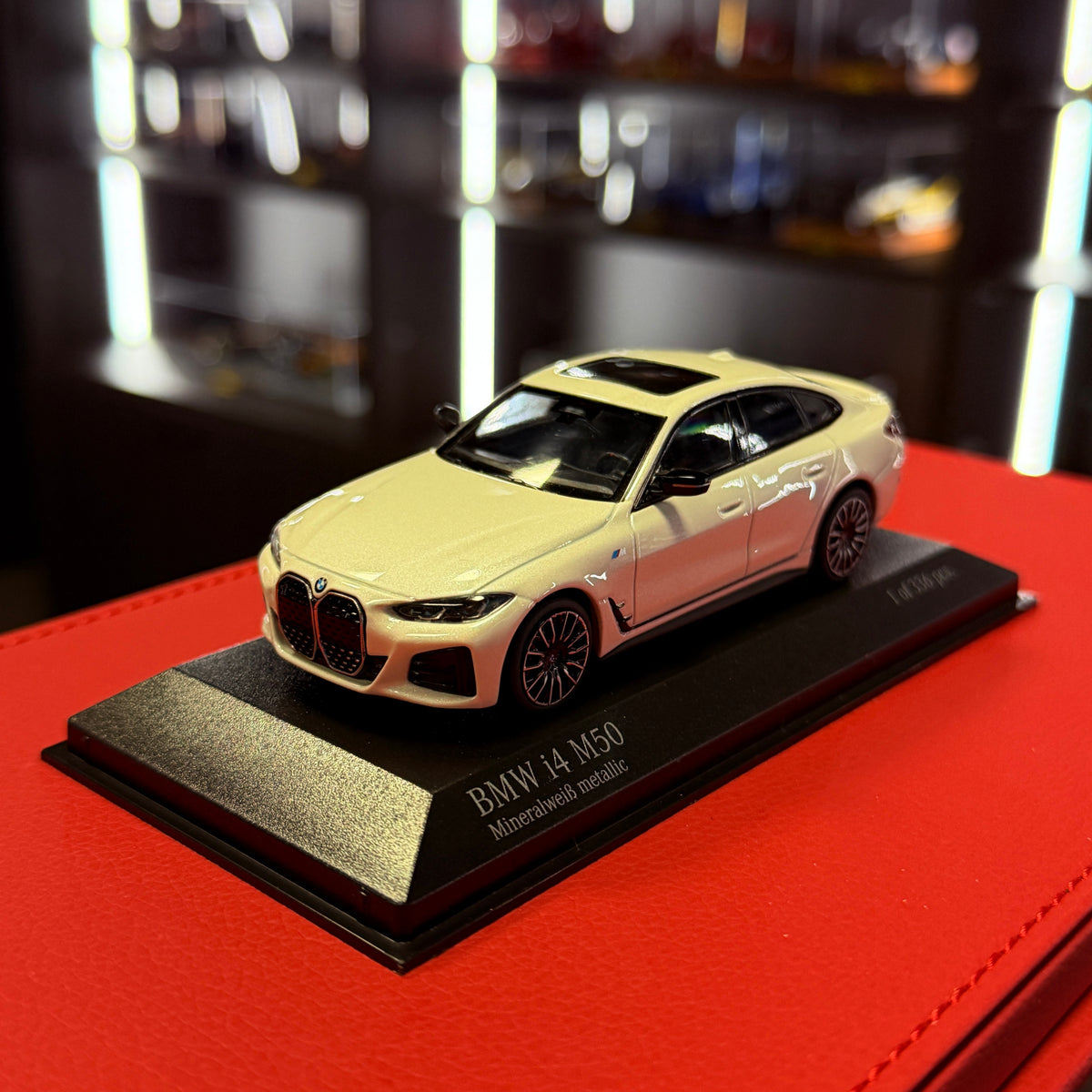 BMW i4 M50 2022 Biały metaliczny 1:43 firmy Minichamps