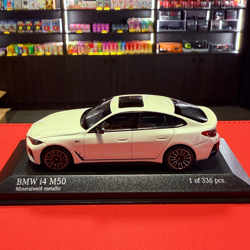 BMW i4 M50 2022 Biały metaliczny 1:43 firmy Minichamps