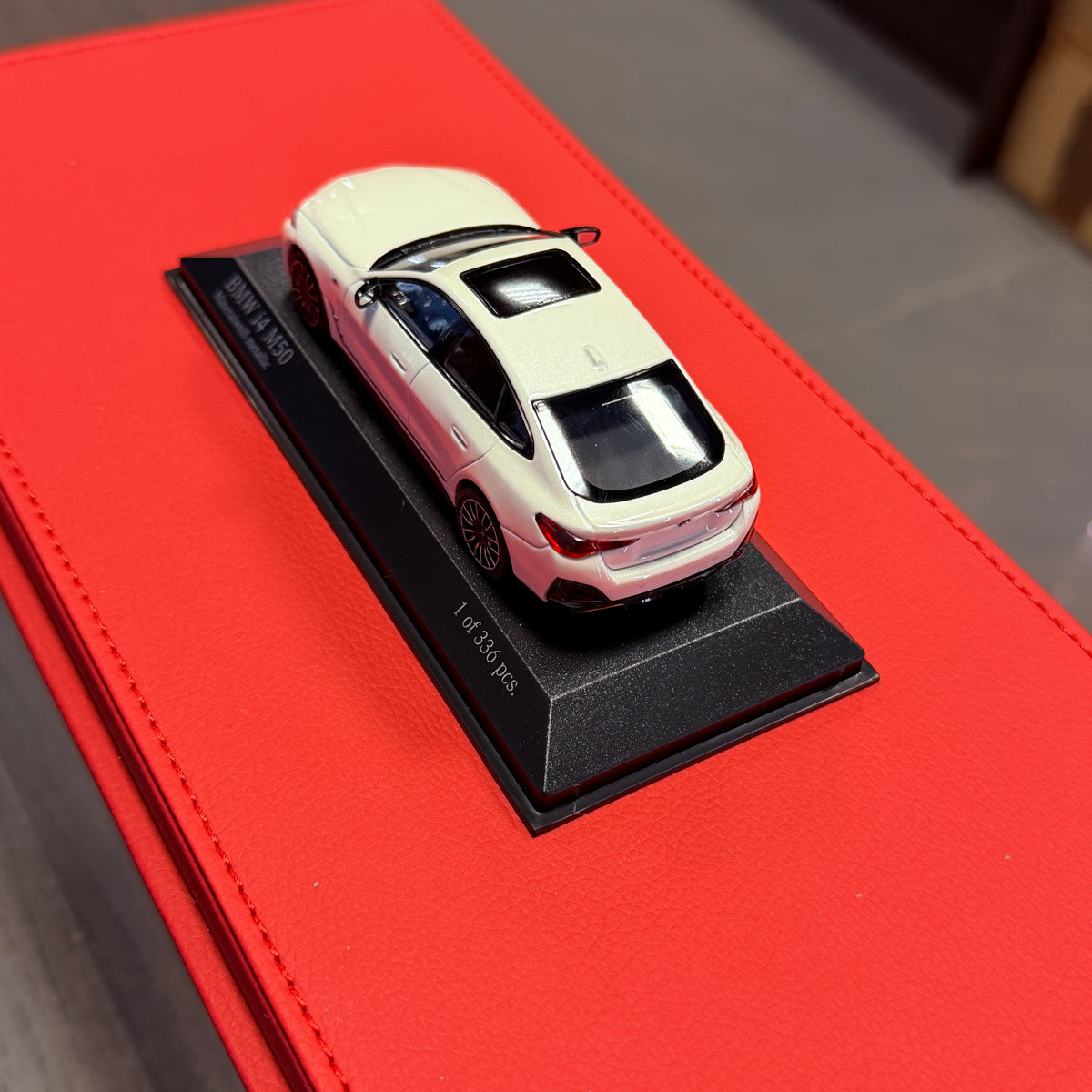 BMW i4 M50 2022 Biały metaliczny 1:43 firmy Minichamps