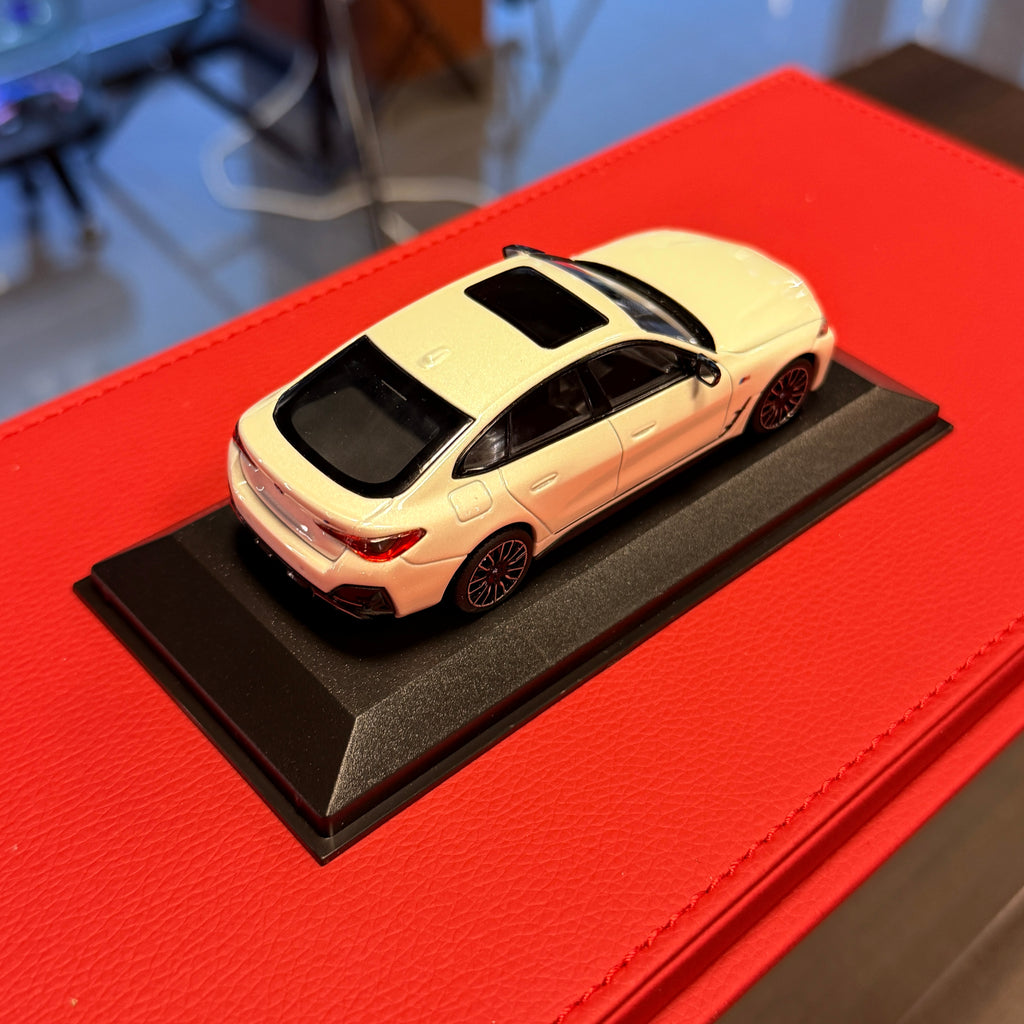 BMW i4 M50 2022 Biały metaliczny 1:43 firmy Minichamps