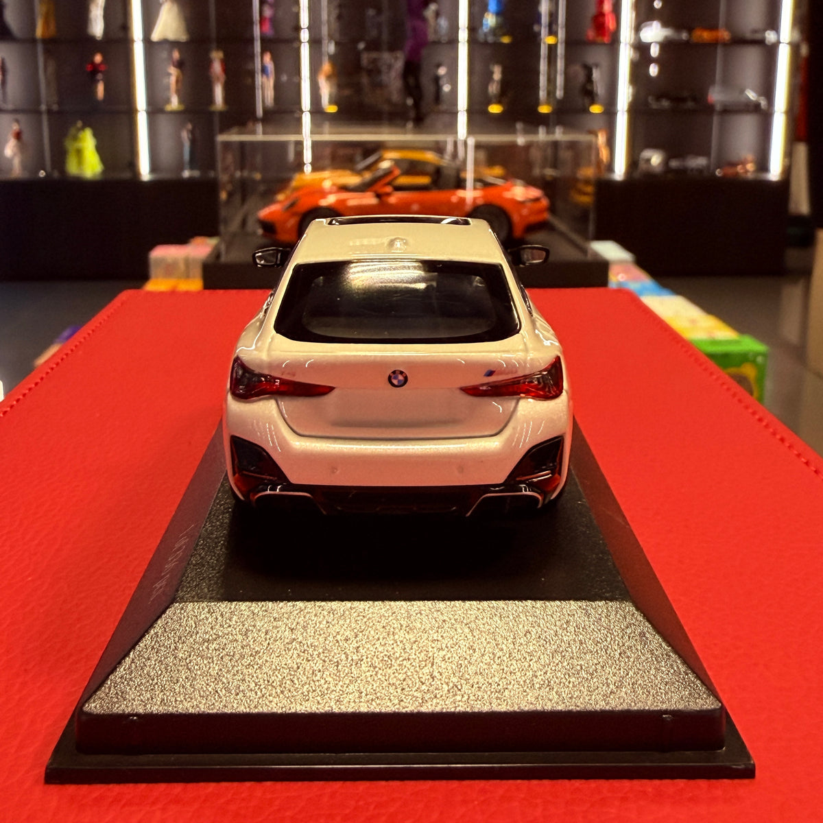 BMW i4 M50 2022 Biały metaliczny 1:43 firmy Minichamps