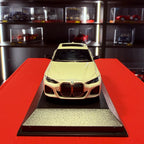 BMW i4 M50 2022 Biały metaliczny 1:43 firmy Minichamps
