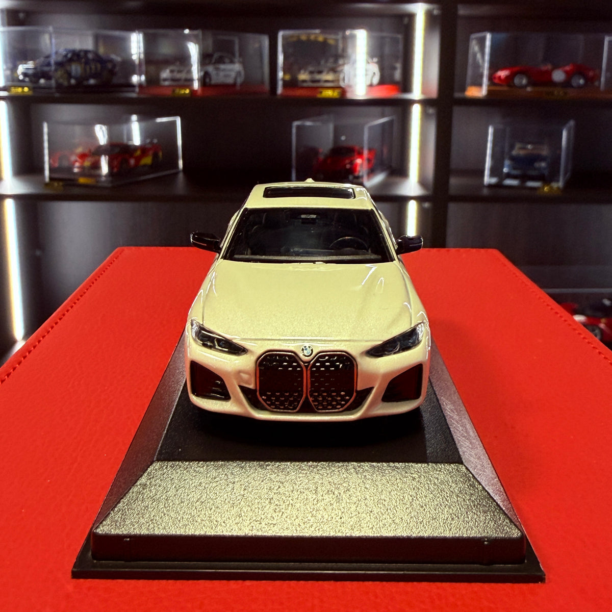 BMW i4 M50 2022 Biały metaliczny 1:43 firmy Minichamps