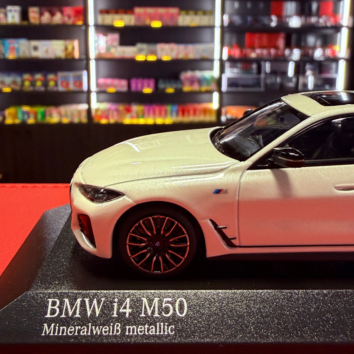 BMW i4 M50 2022 Biały metaliczny 1:43 firmy Minichamps
