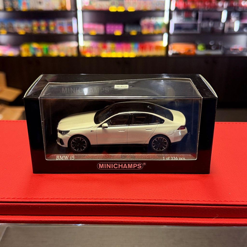 BMW i5 (G60) 2024 m. baltos metalo spalvos 1:43, „Minichamps“