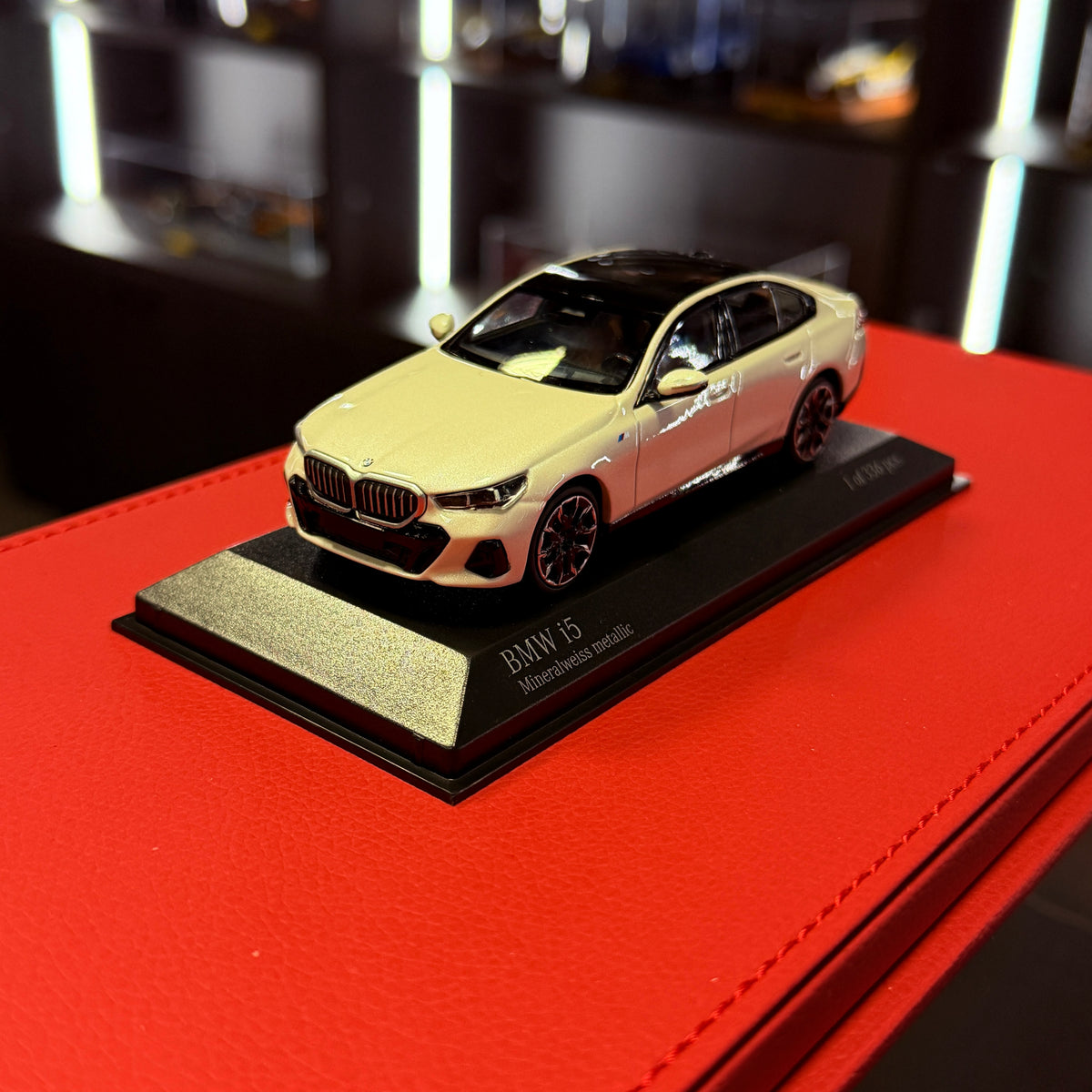BMW i5 (G60) 2024 m. baltos metalo spalvos 1:43, „Minichamps“