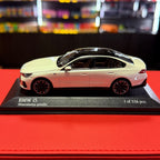 BMW i5 (G60) 2024 m. baltos metalo spalvos 1:43, „Minichamps“