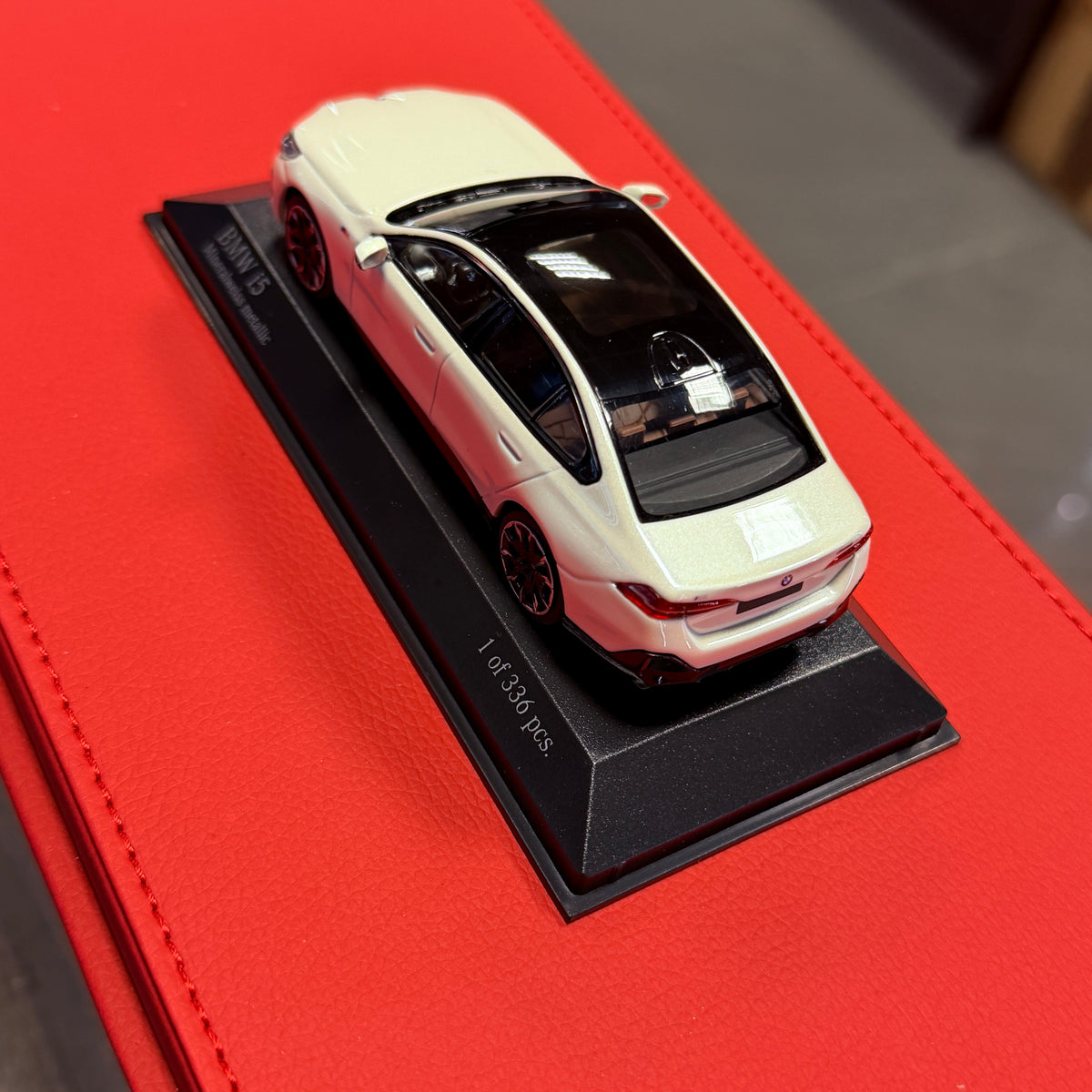 BMW i5 (G60) 2024 m. baltos metalo spalvos 1:43, „Minichamps“