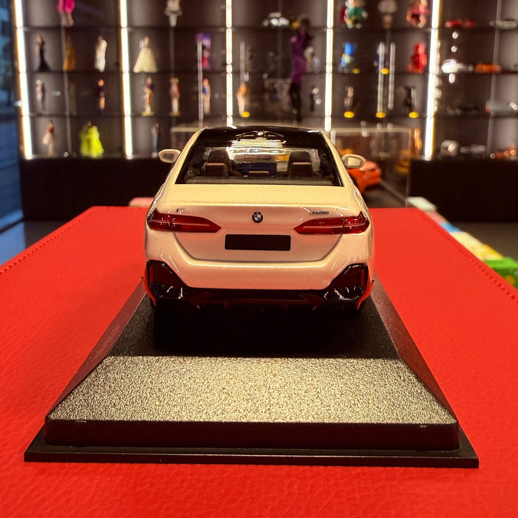 BMW i5 (G60) 2024 m. baltos metalo spalvos 1:43, „Minichamps“