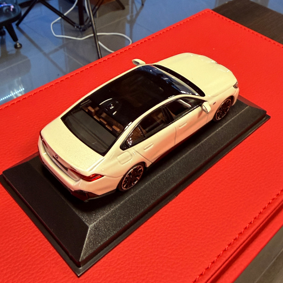 BMW i5 (G60) 2024 m. baltos metalo spalvos 1:43, „Minichamps“