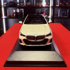 BMW i5 (G60) 2024 m. baltos metalo spalvos 1:43, „Minichamps“