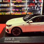 BMW i5 (G60) 2024 m. baltos metalo spalvos 1:43, „Minichamps“