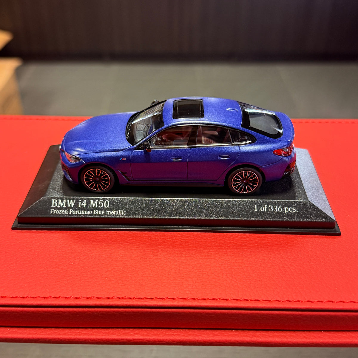 BMW i4 M50 2022 matinės mėlynos metalo spalvos 1:43 Minichamps