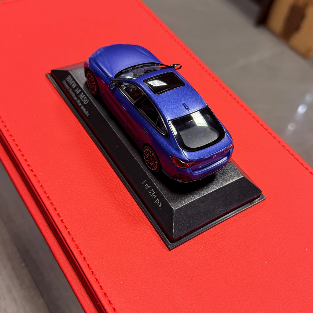 BMW i4 M50 2022 matinės mėlynos metalo spalvos 1:43 Minichamps