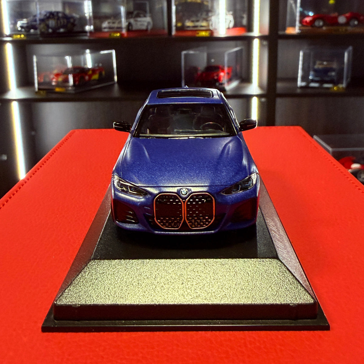 BMW i4 M50 2022 matinės mėlynos metalo spalvos 1:43 Minichamps