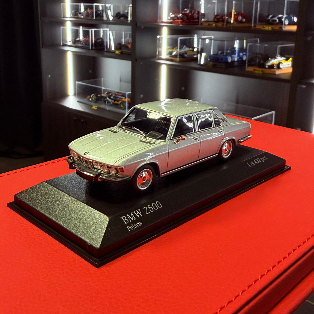 BMW 2500 (E3) 1968-as ezüst 1:43 méretarányban, a Minichamps-tól
