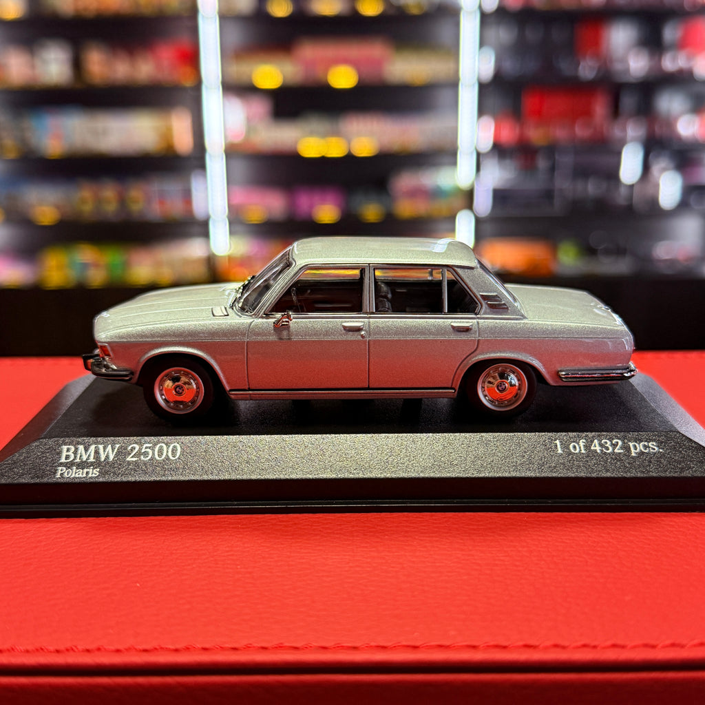 BMW 2500 (E3) 1968-as ezüst 1:43 méretarányban, a Minichamps-tól