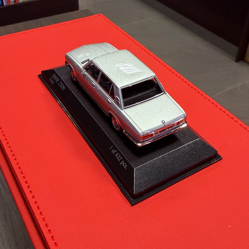 BMW 2500 (E3) 1968-as ezüst 1:43 méretarányban, a Minichamps-tól