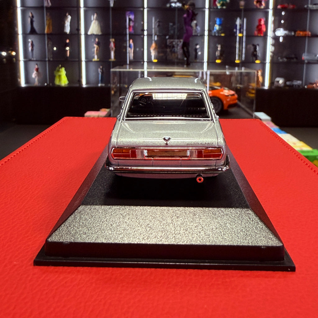 BMW 2500 (E3) 1968-as ezüst 1:43 méretarányban, a Minichamps-tól