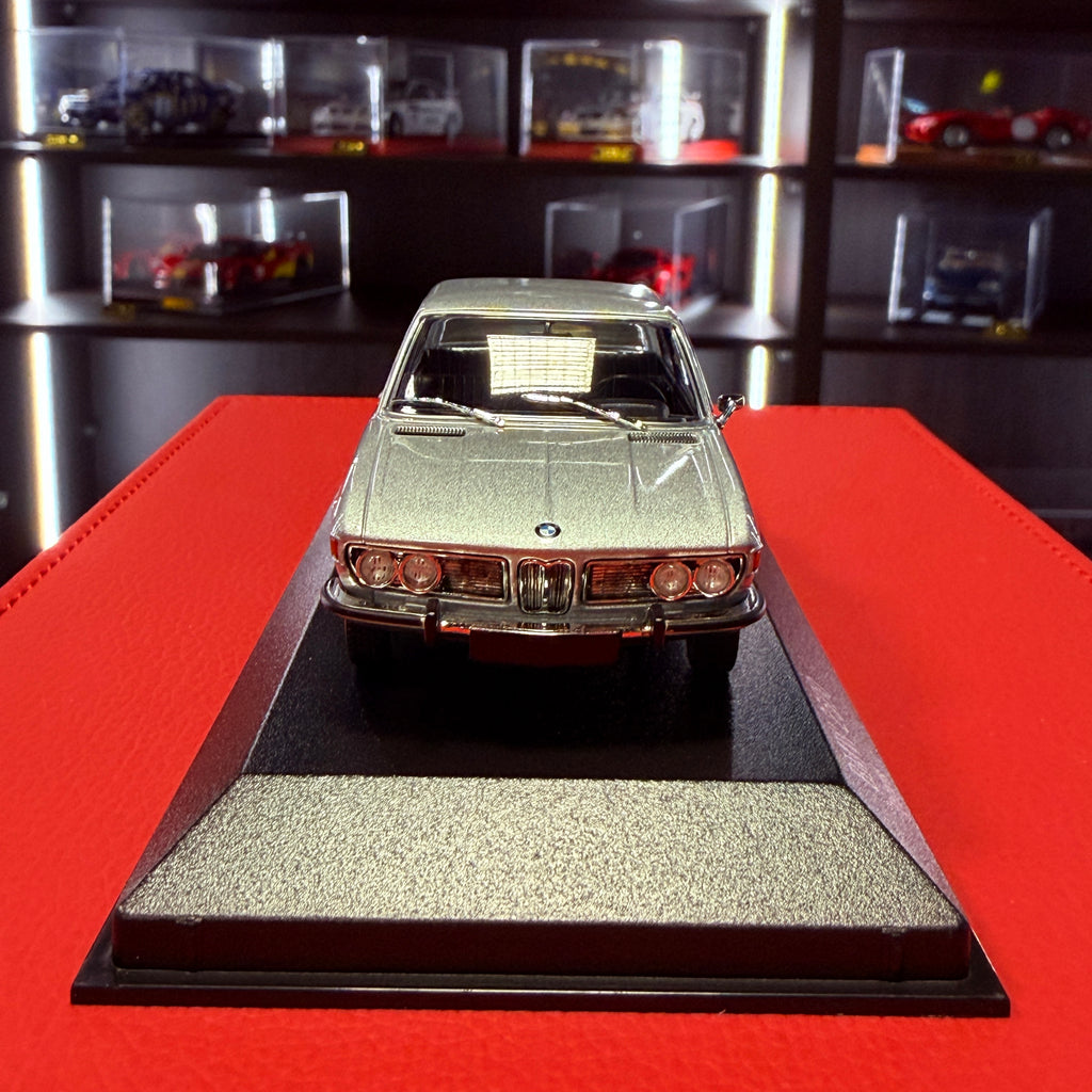 BMW 2500 (E3) 1968-as ezüst 1:43 méretarányban, a Minichamps-tól