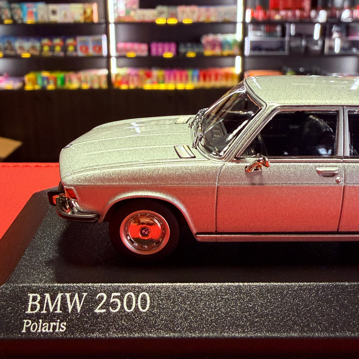 BMW 2500 (E3) 1968-as ezüst 1:43 méretarányban, a Minichamps-tól