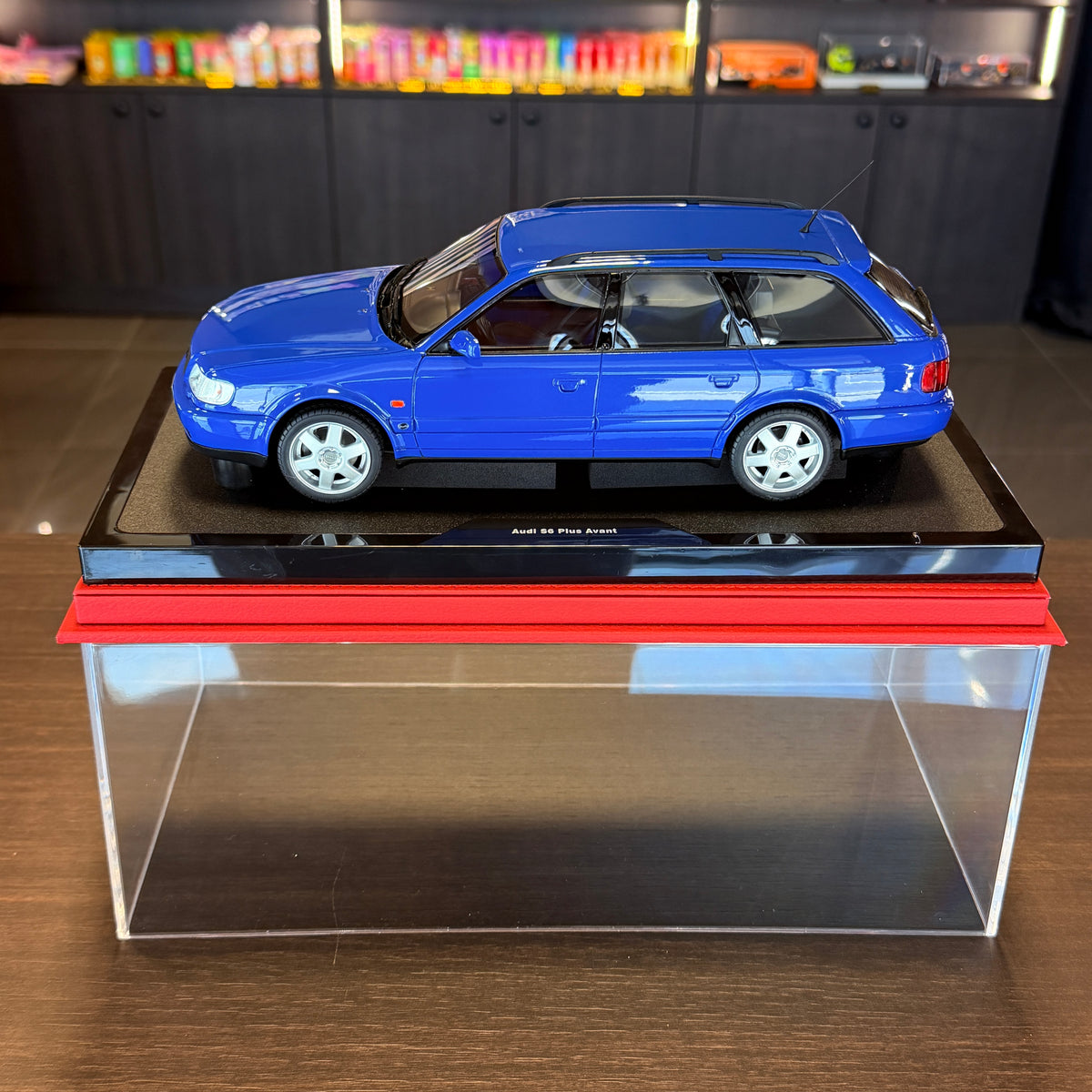 Audi S6 Plus (C4) Avant 1995 perleťově modrá Nogaro – 1:18 OttOmobile