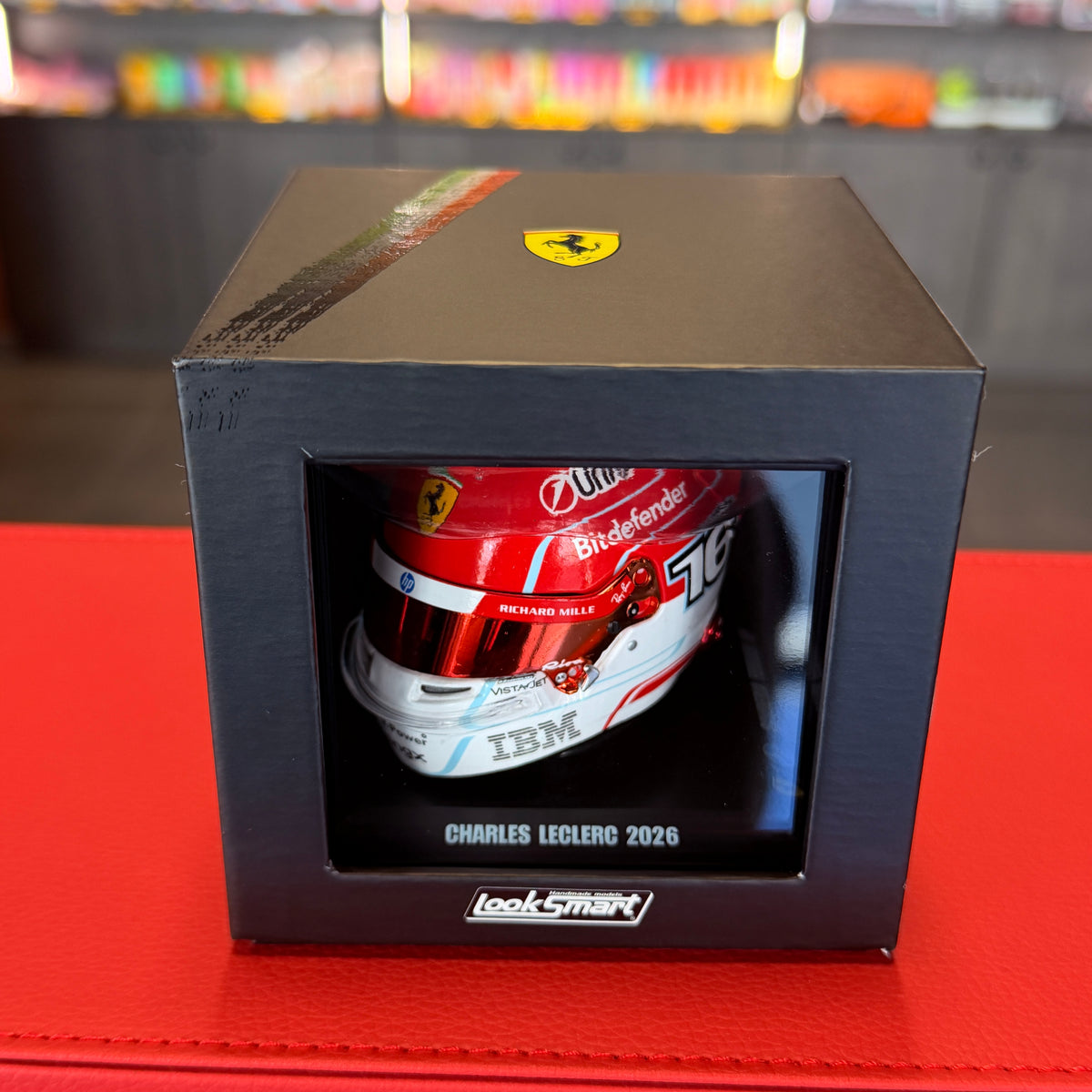 Prilba pre sezónu 2026 Charlesa Leclerca zo Scuderie Ferrari HP – 1:5 Looksmart