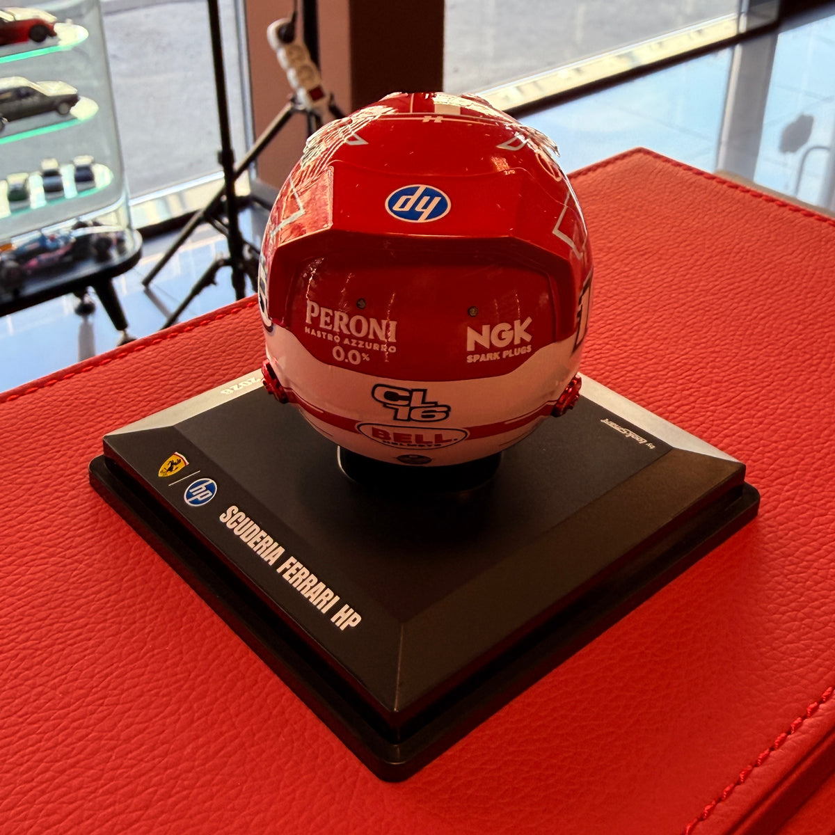 Prilba pre sezónu 2026 Charlesa Leclerca zo Scuderie Ferrari HP – 1:5 Looksmart