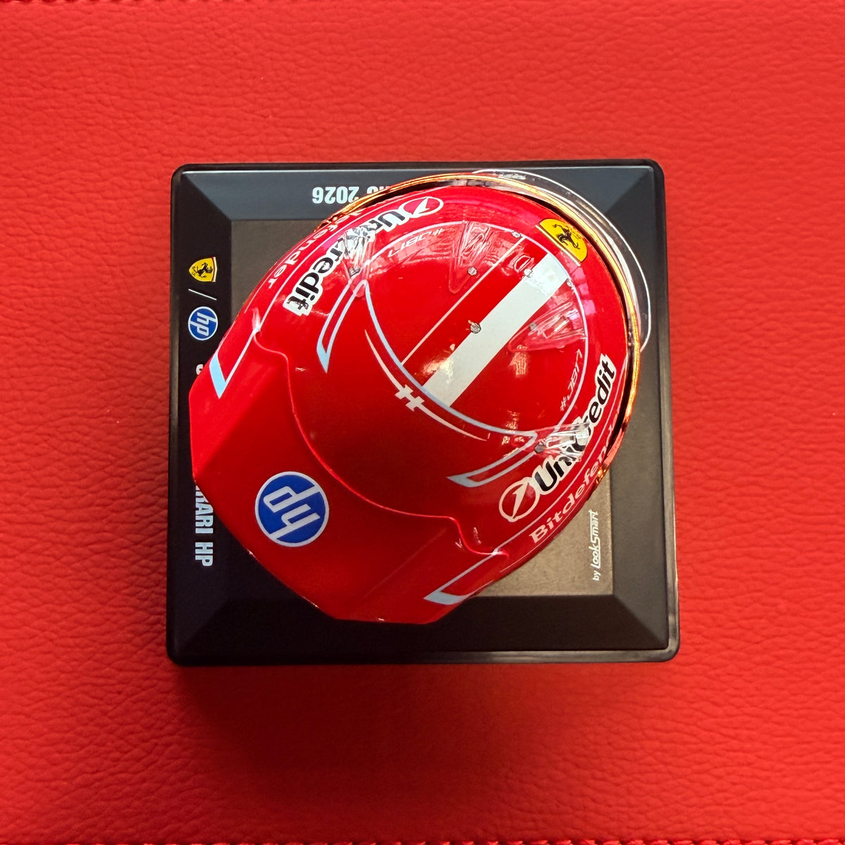 Prilba pre sezónu 2026 Charlesa Leclerca zo Scuderie Ferrari HP – 1:5 Looksmart