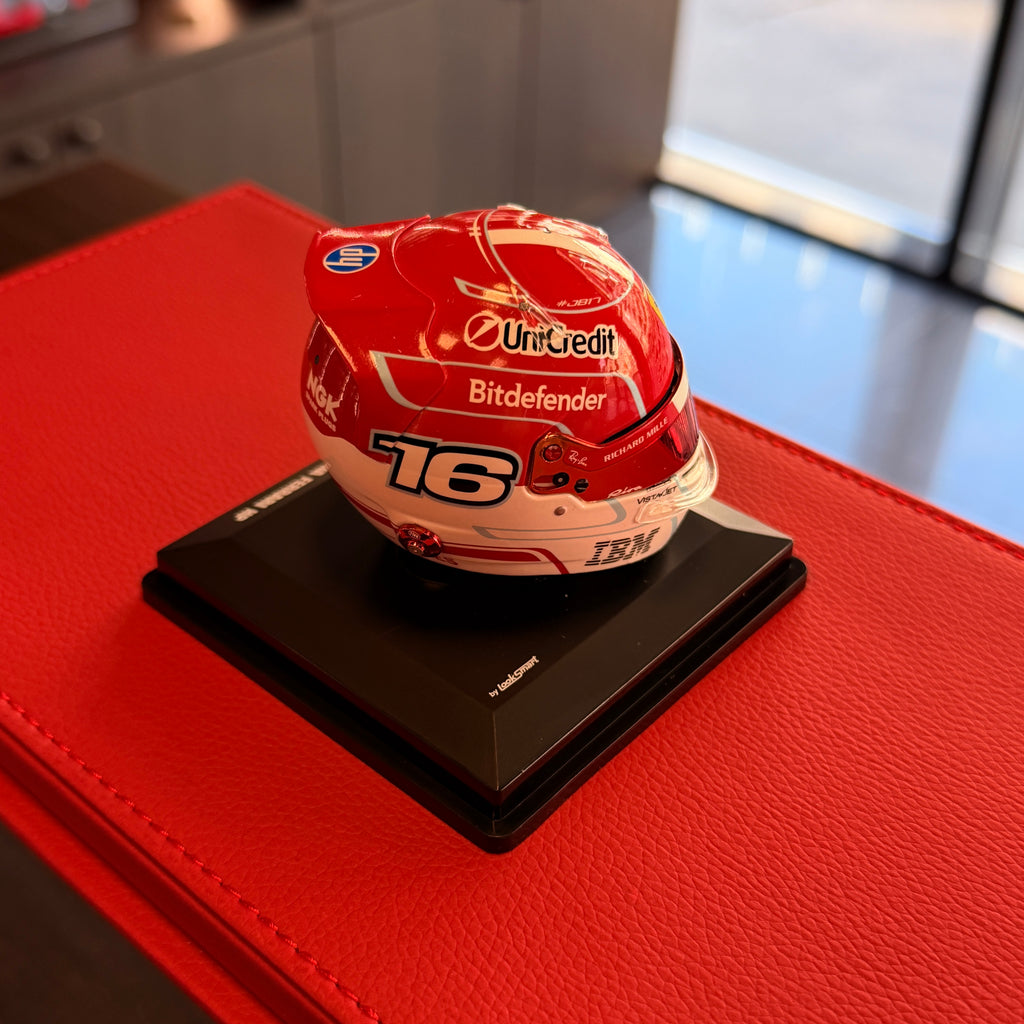 Prilba pre sezónu 2026 Charlesa Leclerca zo Scuderie Ferrari HP – 1:5 Looksmart
