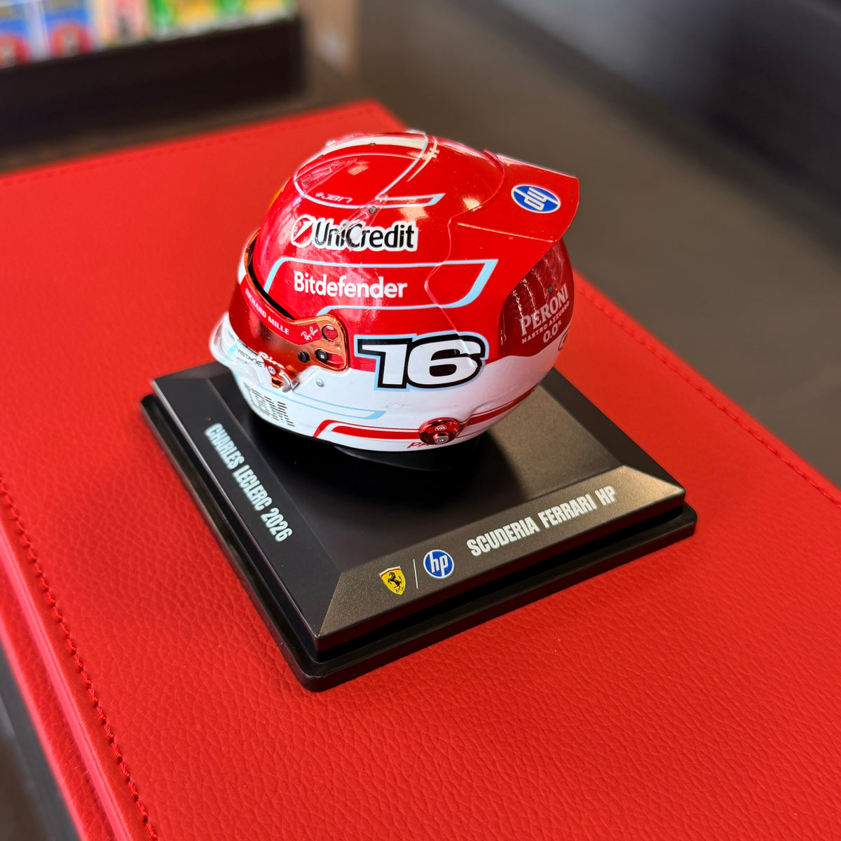 Prilba pre sezónu 2026 Charlesa Leclerca zo Scuderie Ferrari HP – 1:5 Looksmart