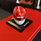 Prilba pre sezónu 2026 Charlesa Leclerca zo Scuderie Ferrari HP – 1:5 Looksmart
