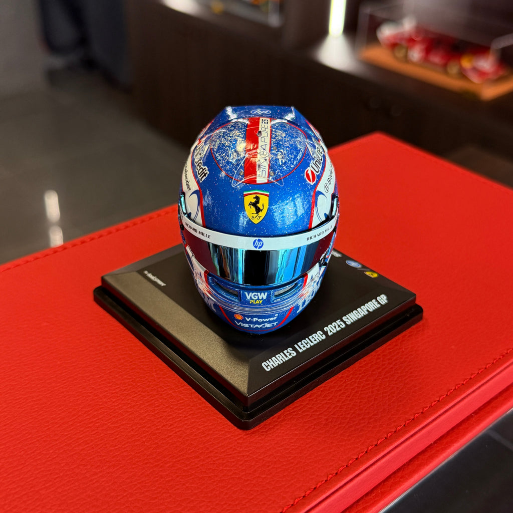 Přilba Charles Leclerc pro Velkou cenu Singapuru 2025 – 1:5 Looksmart