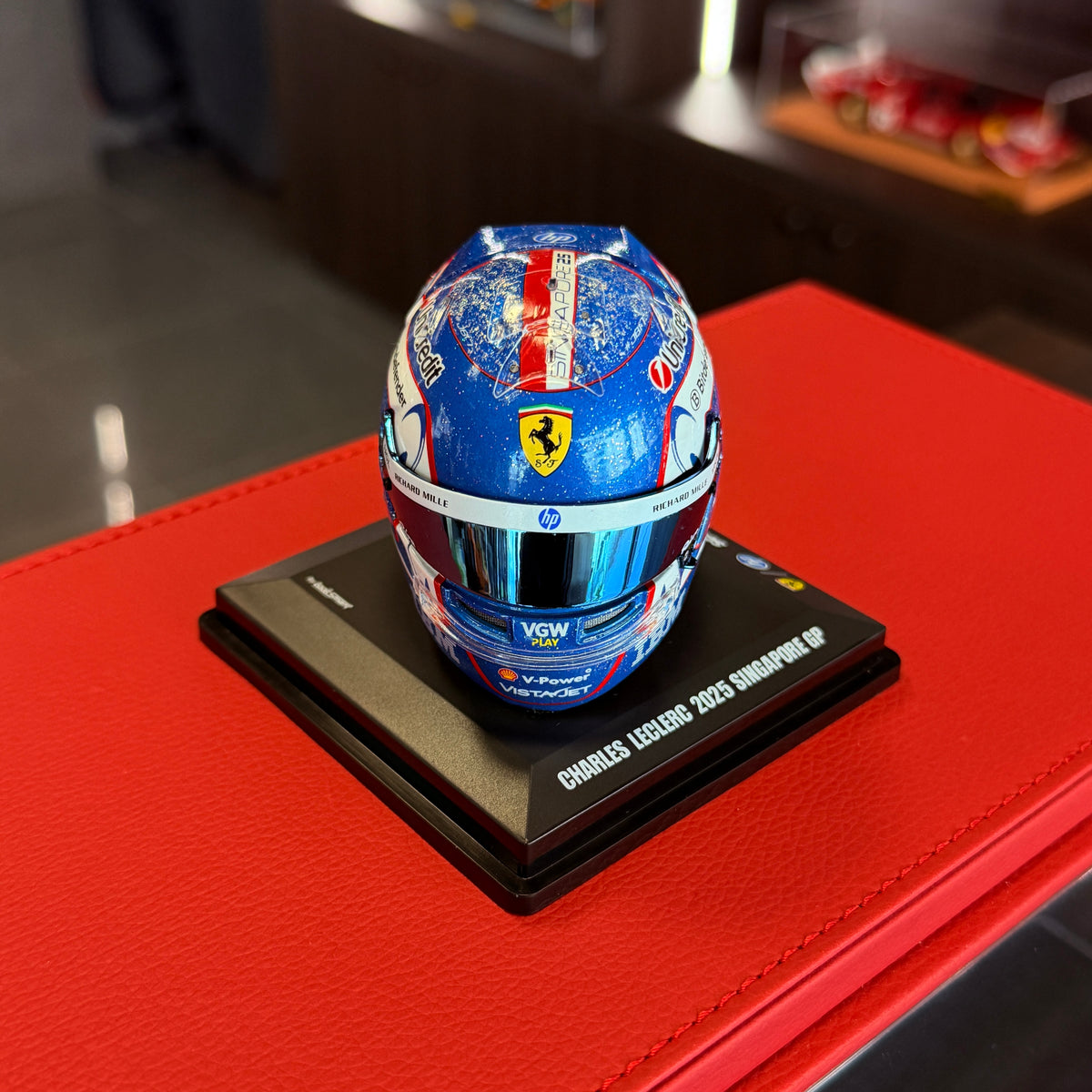 Přilba Charles Leclerc pro Velkou cenu Singapuru 2025 – 1:5 Looksmart