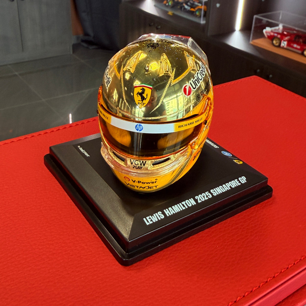 Lewis Hamilton Scuderia Ferrari HP Szingapúri Nagydíj 2025-ös bukósisak 1:5, a Looksmart gyártmánya
